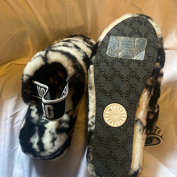 Ugg slippers sizes 7 barely used. I don’t not used them at all need to sell them - Picture 4 of 4